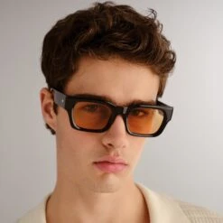 Le Specs SHMOOD | BLACK AMBER TINT -Le Specs e23cc64e6e78367c0abe77bca2f411e2